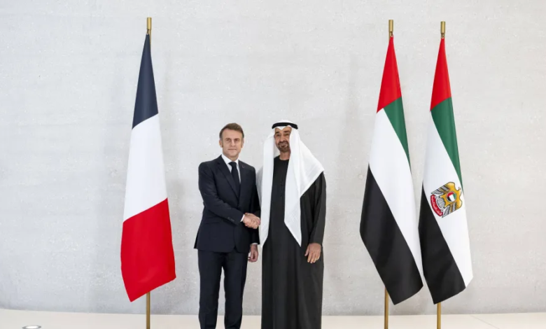ماكرون يصل الإمارات ومحمد بن زايد يبحث معه الشراكة الاستراتيجية