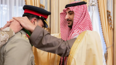 وزير الدفاع السعودي يقلد قائد الجيش الباكستاني وسام المؤسس