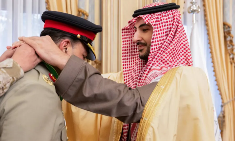 وزير الدفاع السعودي يقلد قائد الجيش الباكستاني وسام المؤسس