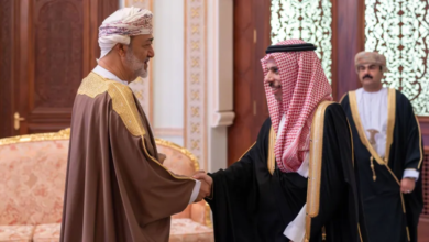 سلطان عُمان يستقبل وزير الخارجية السعودي لبحث ملفات المنطقة