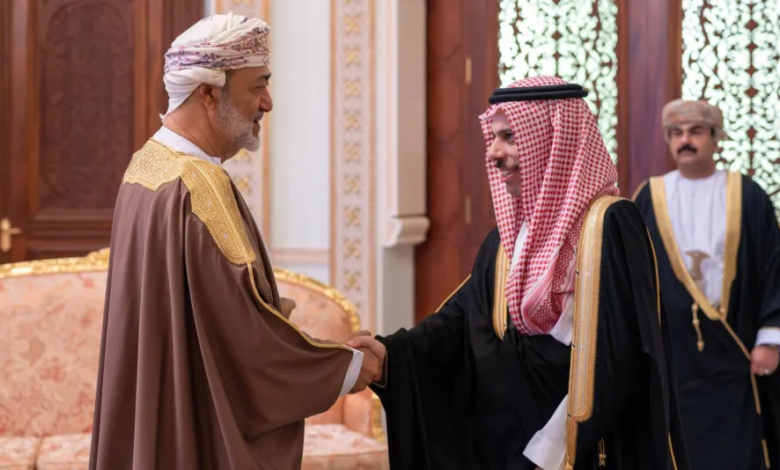 The Sultan of Oman receives the Saudi Foreign Minister to discuss regional issues
