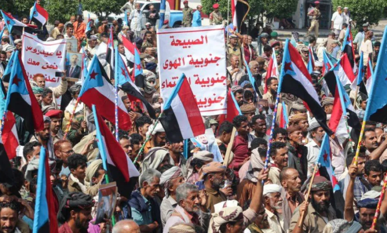 وزارات يمنية ترفض بيانات الانتقالي وتتمسك بنقل السلطة