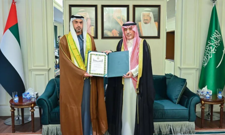 تقليد السفير الإماراتي السابق وشاح الملك عبدالعزيز بأمر الملك سلمان