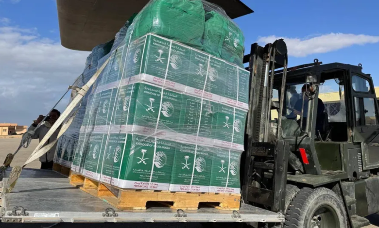 الطائرة الإغاثية السعودية الـ 77 تصل العريش لدعم غزة