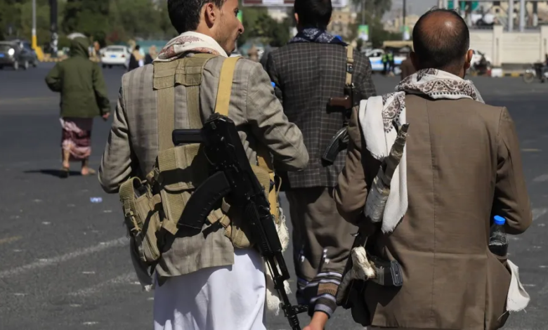 تصعيد الحوثيين الاقتصادي ضد الحكومة اليمنية: حرب العملة والنفط