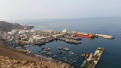 التحالف يطلب إخلاء ميناء المكلا تمهيداً لعملية عسكرية