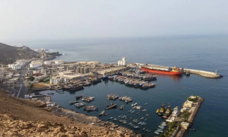 التحالف يطلب إخلاء ميناء المكلا استعداداً لعملية عسكرية