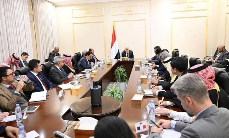 العليمي يحذر من فرض الأمر الواقع وتسييس مكافحة الإرهاب