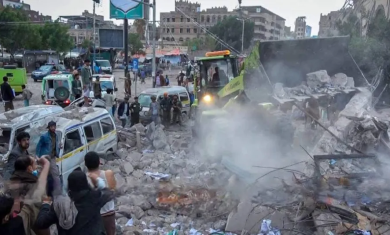 الحوثيون يقرون بمقتل ممثلهم في غرفة عمليات المحور الإيراني