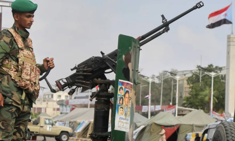 العليمي يطلب موقفاً دولياً لردع الانتقالي: تفاصيل الأزمة