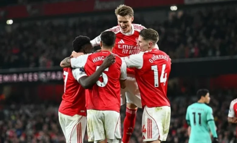 آرسنال يخطف فوزاً قاتلاً بالنيران الصديقة في الدوري الإنجليزي