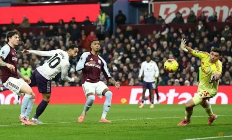 أستون فيلا يهزم مانشستر يونايتد 2-1 في الدوري الإنجليزي