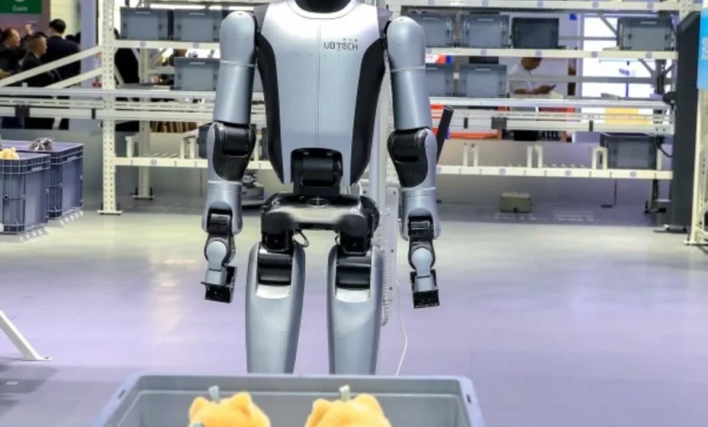 روبوتات المصانع البشرية: مستقبل الأتمتة الصناعية وتقليل المخاطر