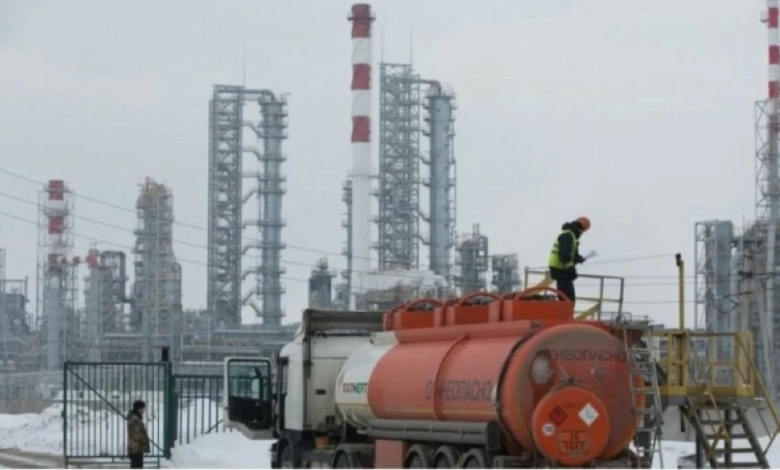 روسيا تمدد حظر تصدير البنزين حتى فبراير 2026 لضبط الأسعار