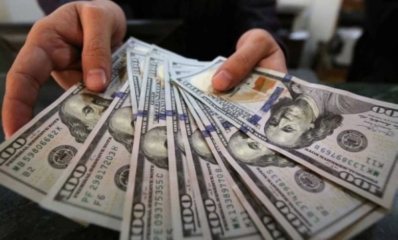 الدولار يسجل أسوأ أداء أسبوعي وتوقعات الفائدة حتى 2026