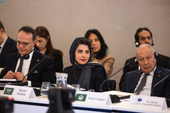 فيصل بن فرحان يبحث المستجدات مع وزيرة خارجية بريطانيا