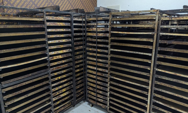 Jeddah Municipality seizes 10 tons of spoiled baked goods and shuts down an illegal site
