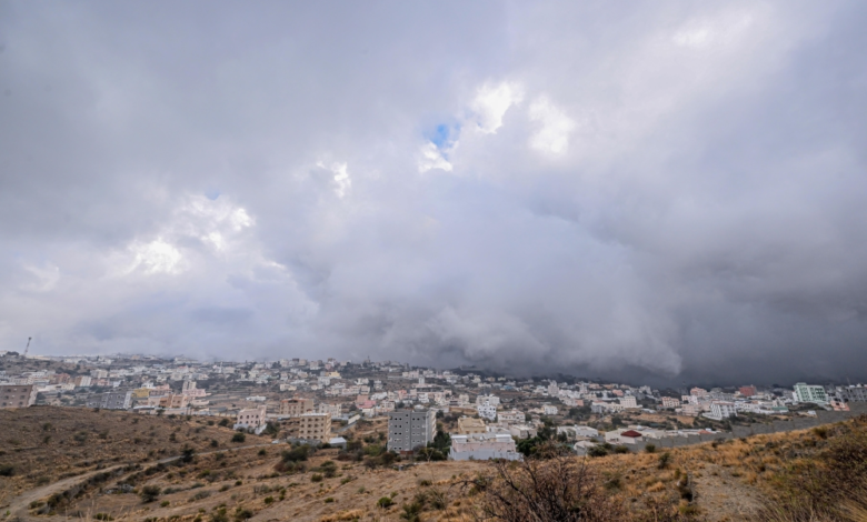 أمطار الباحة والضباب يرسمان لوحات طبيعية خلابة وتحذيرات هامة