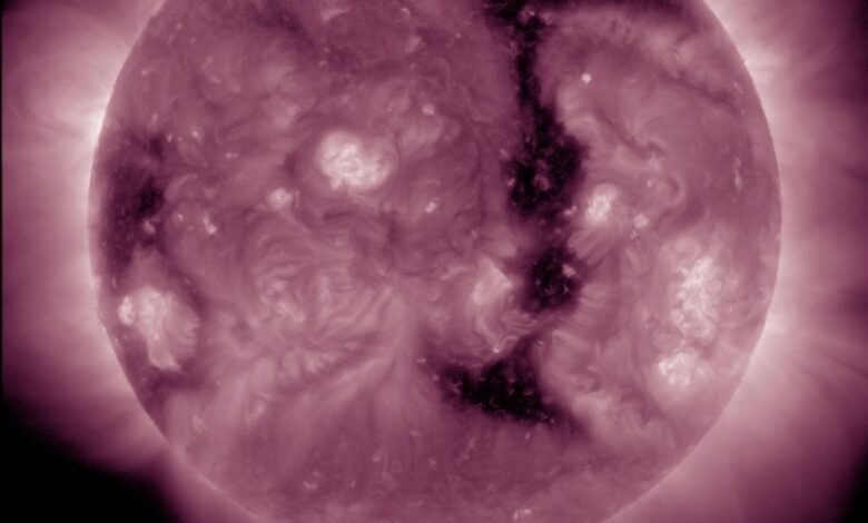 فلكية جدة: ثقب إكليلي وعاصفة مغناطيسية تضرب الأرض قريباً