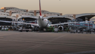 مطار الملك خالد يعلن تأجيل وإلغاء رحلات لأسباب تشغيلية