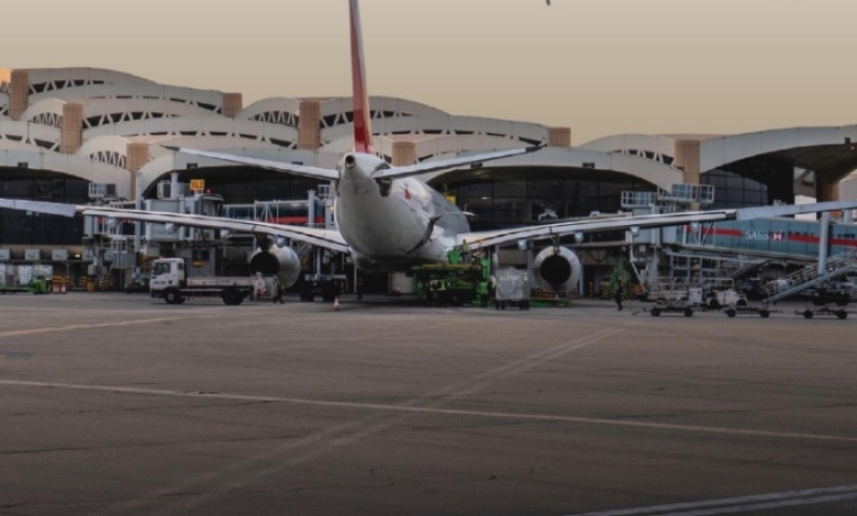 مطار الملك خالد يعلن تأجيل وإلغاء رحلات لأسباب تشغيلية