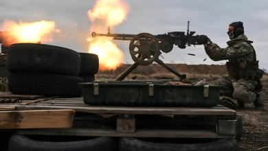 بوتين يتعهد بوقف الهجمات يوم الانتخابات وأوكرانيا تضرب ناقلة نفط