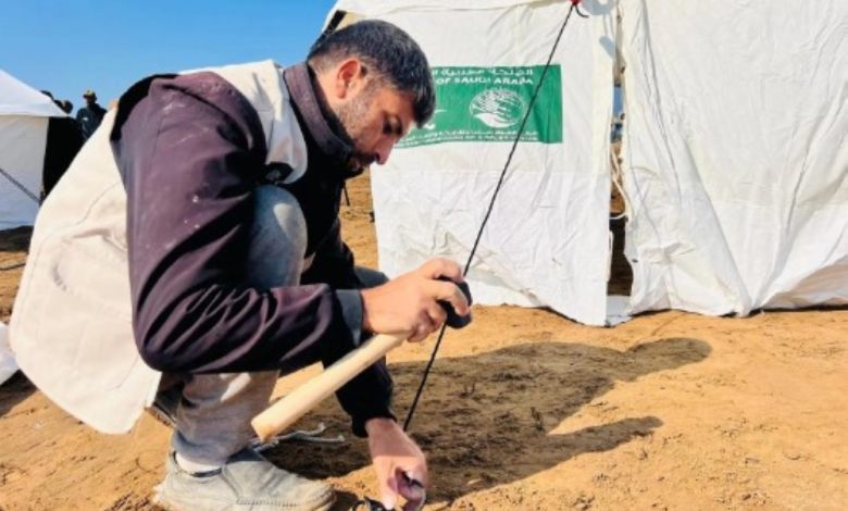 مركز الملك سلمان يقيم مخيماً لإيواء النازحين في غزة