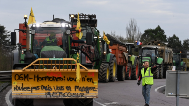احتجاجات المزارعين في فرنسا: إغلاق طرق ورفض للهدنة الحكومية