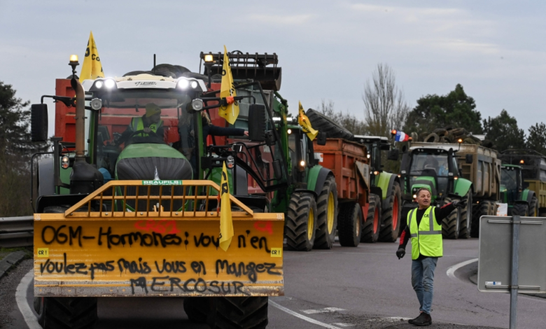 احتجاجات المزارعين في فرنسا: إغلاق طرق ورفض للهدنة الحكومية