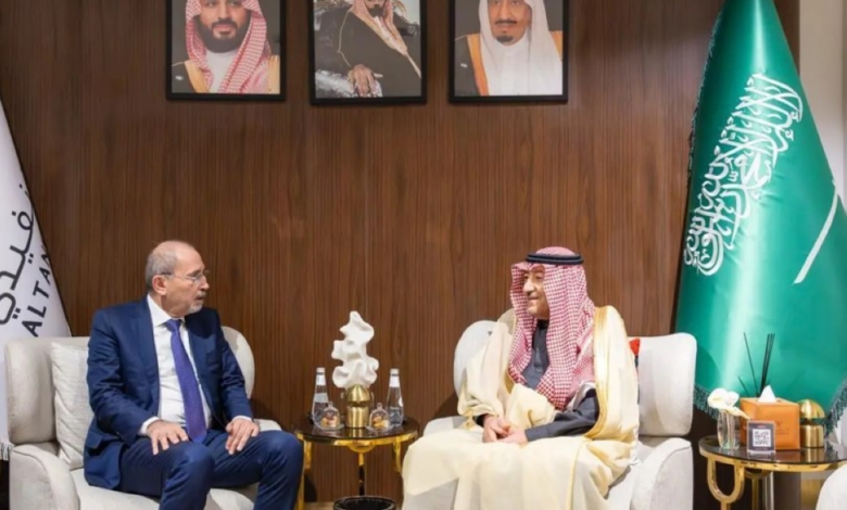 أيمن الصفدي في الرياض: زيارة رسمية لتعزيز العلاقات السعودية الأردنية
