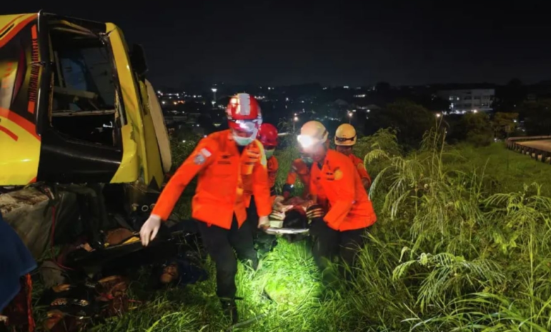 مصرع 15 شخصاً في حادث حافلة بإندونيسيا: التفاصيل الكاملة