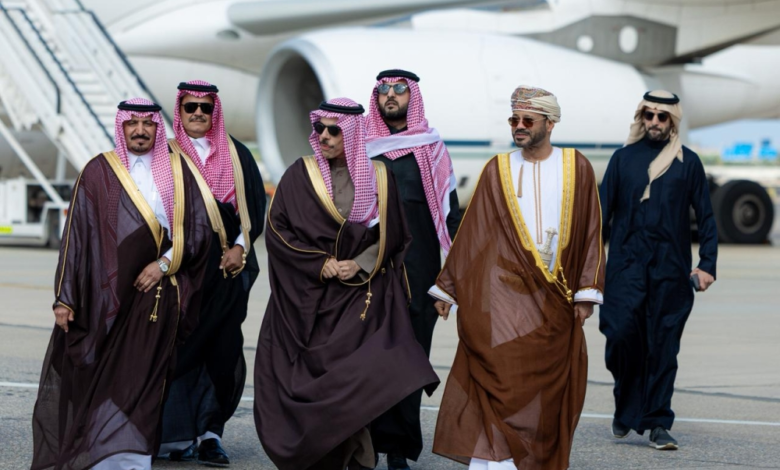 وزير الخارجية يصل مسقط لترؤس مجلس التنسيق السعودي العماني