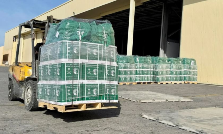 وصول الطائرة السعودية الـ 76 لإغاثة غزة بمساعدات غذائية وإيوائية