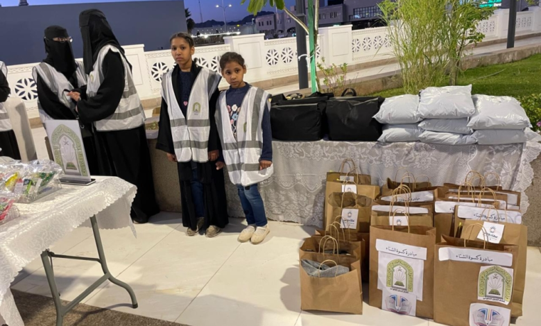 الشؤون الإسلامية توزع حقائب شتوية بجامع القبلتين بالمدينة