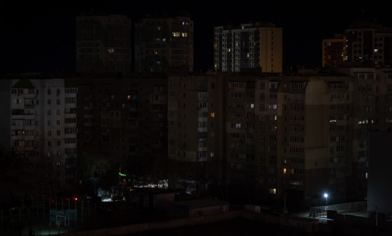 انقطاع الكهرباء في أوكرانيا وتأهب بولندي بعد ضربات روسية