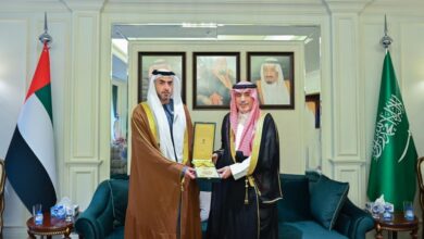 تقليد الشيخ نهيان بن سيف وشاح الملك عبدالعزيز بأمر الملك سلمان