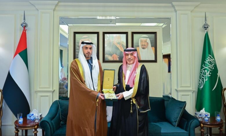 تقليد الشيخ نهيان بن سيف وشاح الملك عبدالعزيز بأمر الملك سلمان