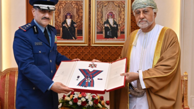 سلطان عمان يكرم قائد القوات الجوية السعودية بوسام عسكري رفيع