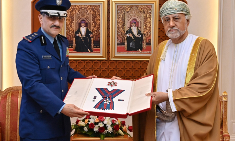 سلطان عمان يكرم قائد القوات الجوية السعودية بوسام عسكري رفيع