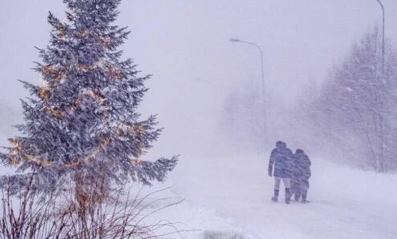 عاصفة السويد: 3 قتلى وآلاف المنازل بلا كهرباء وسط دمار واسع