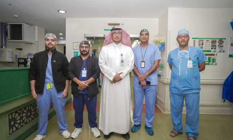 إنجاز طبي بمكة: نجاح علاج فتق سري معقد بتقنية الشد الأفقي