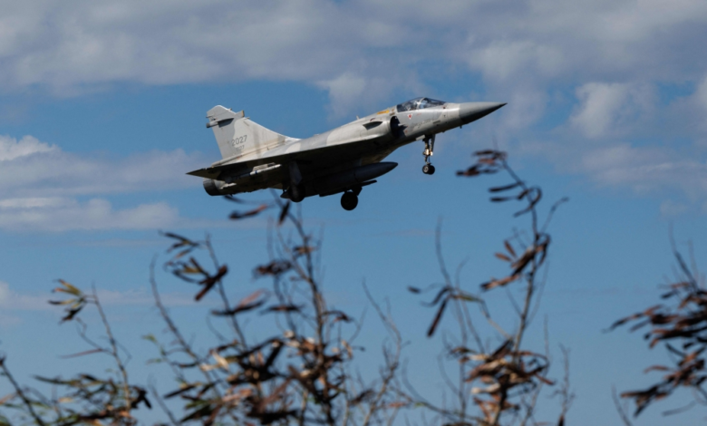 الصين تبدأ مناورات عسكرية حول تايوان وتحذر من الحرب