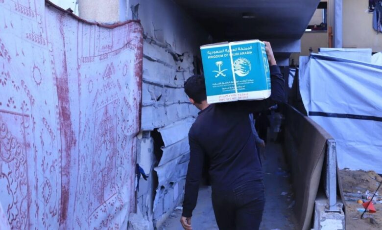مركز الملك سلمان للإغاثة يوزع سلالًا غذائية في جباليا شمال غزة