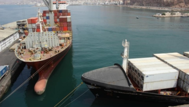 التحالف يستهدف شحنة أسلحة بميناء المكلا دعماً للشرعية