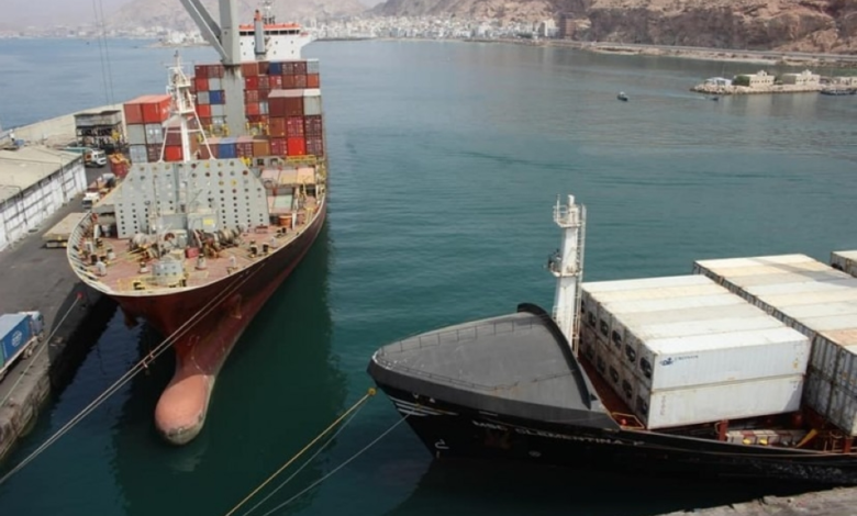 التحالف يستهدف شحنة أسلحة بميناء المكلا دعماً للشرعية