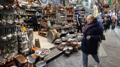 احتجاجات طهران: بزشكيان يوجه بالاستماع لمطالب التجار وسط انهيار العملة