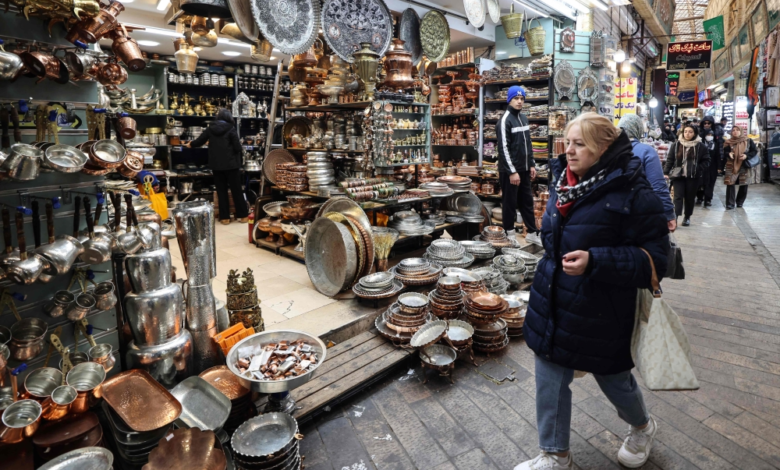 احتجاجات طهران: بزشكيان يوجه بالاستماع لمطالب التجار وسط انهيار العملة