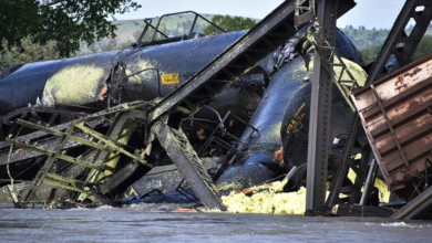 حادث قطار كنتاكي: تسرب كبريت مصهور وانحراف 31 عربة