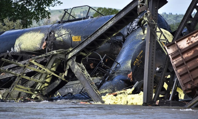 حادث قطار كنتاكي: تسرب كبريت مصهور وانحراف 31 عربة