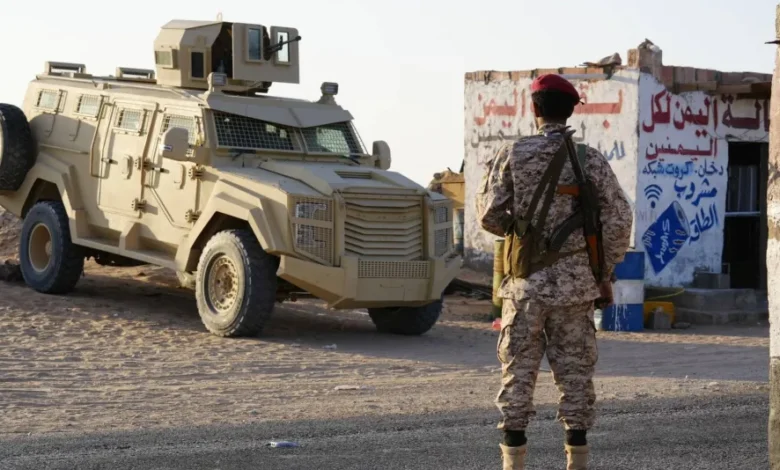 الانتقالي يسلم مواقع لـ درع الوطن في حضرموت والمهرة